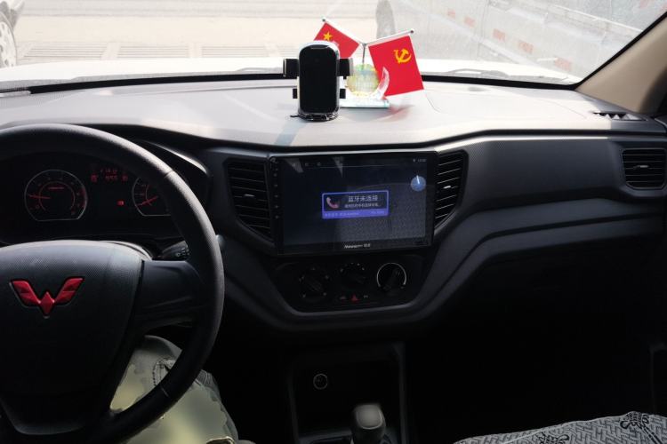 Used Wuling Hongguang V 2022 1.5L Jingqu Edition Enclosed-Window Vehicle with Electric Power Steering LAR Center Console