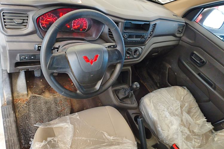 Used Wuling Hongguang V 2022 1.5L Jingqu Edition Enclosed-Window Vehicle with Hydraulic Power Steering LAR Center Console