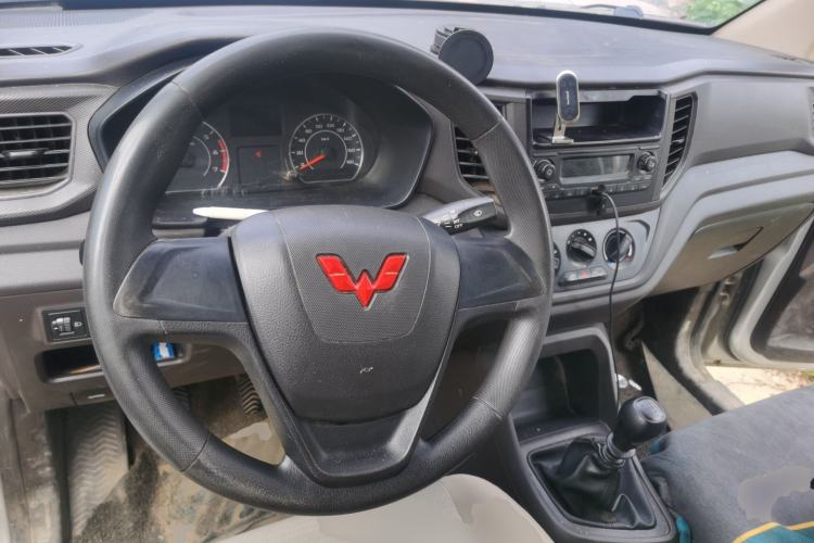 Used Wuling Hongguang V 2022 1.5L Jingqu Edition Enclosed-Window Vehicle with Hydraulic Power Steering LAR Center Console