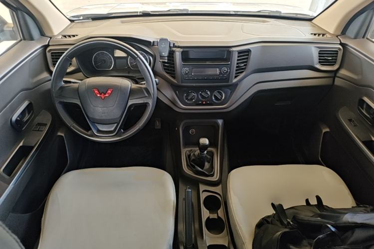 Used Wuling Hongguang V 2022 1.5L Jingqu Edition Electric-Assist LAR Center Console
