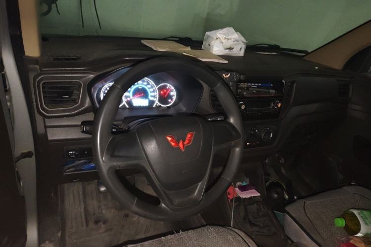 Used Wuling Hongguang V 2022 1.5L Enjoy Edition Electric-Powered LAR Center Console