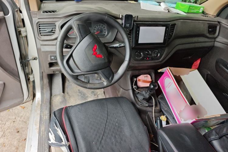Used Wuling Hongguang V 2022 1.5L Jingqu Version Hydraulic Power Steering LAR Center Console