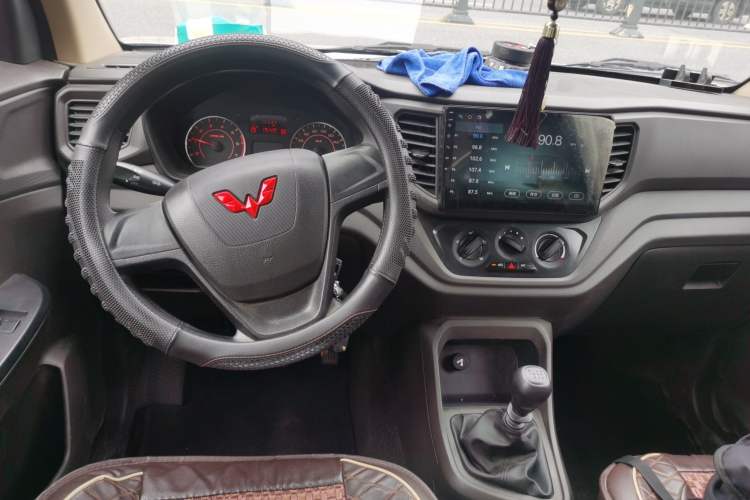 Used Wuling Hongguang V 2022 1.5L Enjoy Edition Electric-Powered LAR Center Console