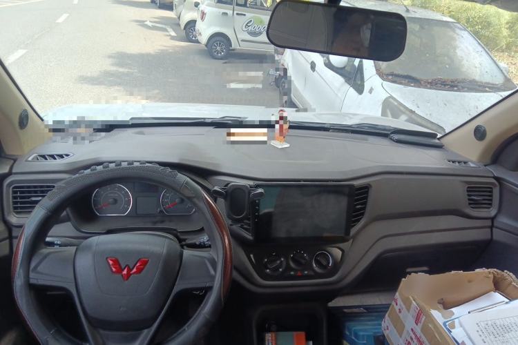 Used Wuling Hongguang V 2022 1.5L Jingqu Edition Electric-Assist LAR Center Console