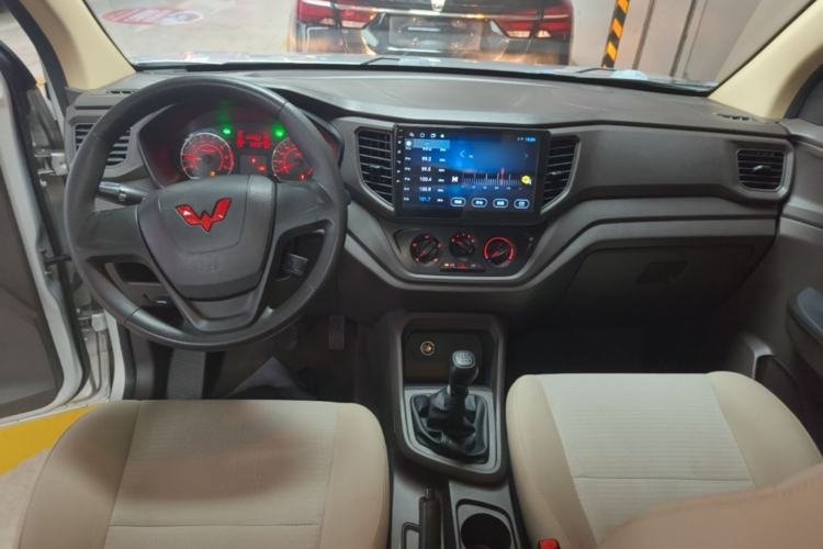Used Wuling Hongguang V 2022 1.5L Jingqu Version Hydraulic Power Steering LAR Center Console