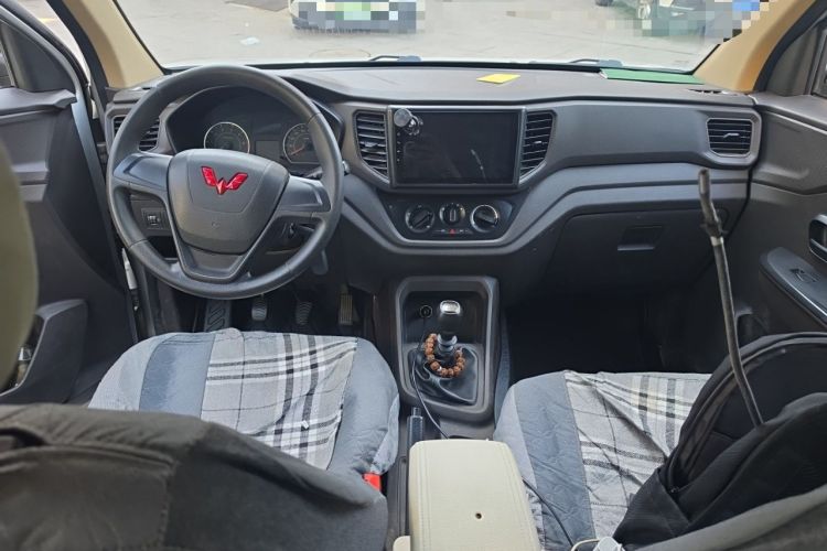Used Wuling Hongguang V 2022 1.5L Jingqu Version Hydraulic Power Steering LAR Center Console