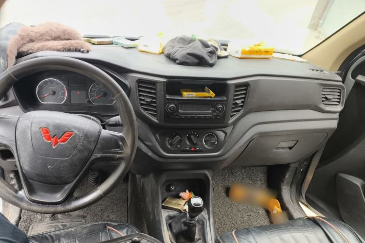 Used Wuling Hongguang V 2022 1.5L Jingqu Edition Enclosed-Window Vehicle with Hydraulic Power Steering LAR Center Console