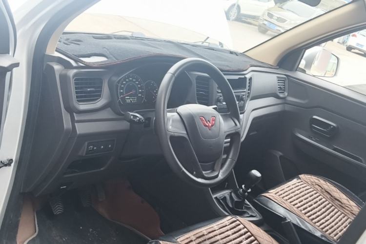 Used Wuling Hongguang V 2022 1.5L Enjoy Edition Electric-Powered LAR Center Console