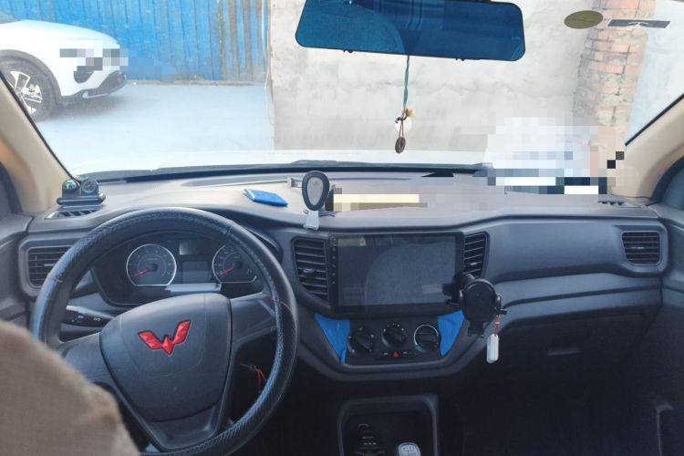 Used Wuling Hongguang V 2022 1.5L Jingqu Version Hydraulic Power Steering LAR Center Console