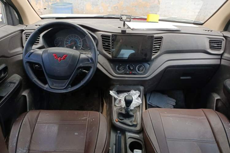 Used Wuling Hongguang V 2022 1.5L Jingqu Edition Electric-Assist LAR Center Console