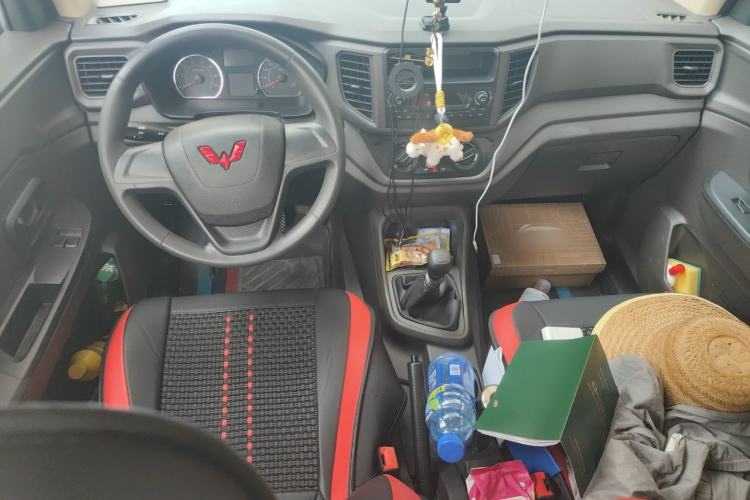 Used Wuling Hongguang V 2022 1.5L Jingqu Edition Electric-Assist LAR Center Console