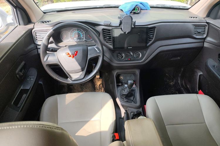 Used Wuling Hongguang V 2022 1.5L Jingqu Version Hydraulic Power Steering LAR Center Console