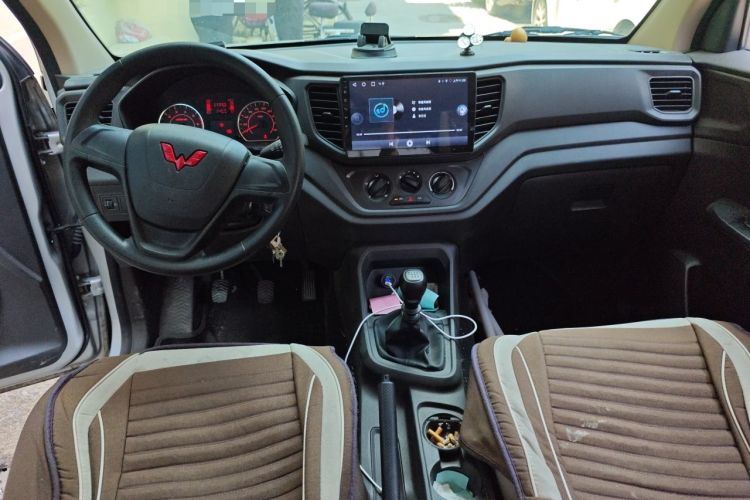 Used Wuling Hongguang V 2022 1.5L Jingqu Edition Electric-Assist LAR Center Console