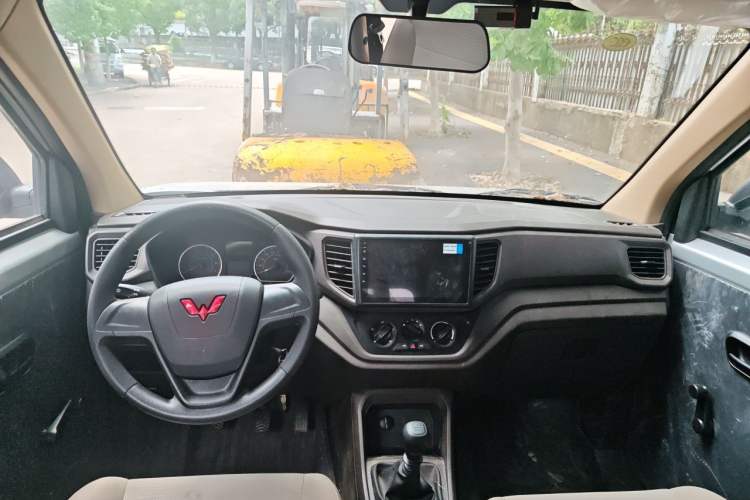 Used Wuling Hongguang V 2022 1.5L Jingqu Edition Electric-Assist LAR Center Console