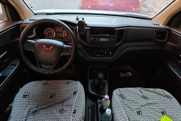 Used Wuling Hongguang V 2022 1.5L Jingqu Edition Electric-Assist LAR Center Console