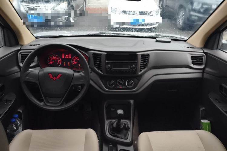 Used Wuling Hongguang V 2022 1.5L Jingqu Edition Electric-Assist LAR Center Console