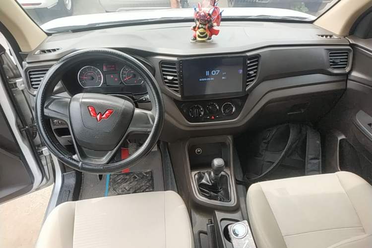 Used Wuling Hongguang V 2022 1.5L Jingqu Edition Electric-Assist LAR Center Console