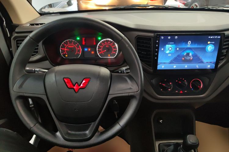 Used Wuling Hongguang V 2022 1.5L Jingqu Edition Enclosed-Window Vehicle with Hydraulic Power Steering LAR Center Console