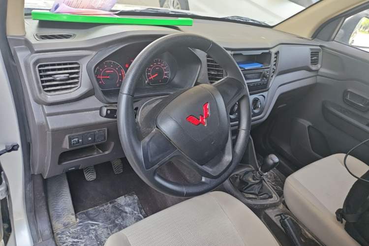Used Wuling Hongguang V 2022 1.5L Jingqu Edition Enclosed-Window Vehicle with Electric Power Steering LAR Center Console