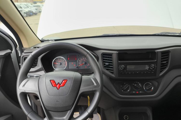 Used Wuling Hongguang V 2022 1.5L Jingqu Edition Electric-Assist LAR Center Console