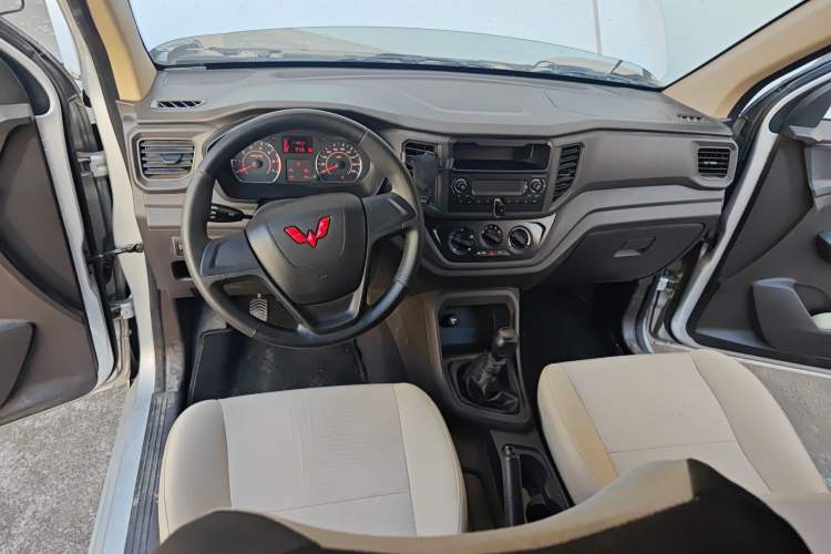 Used Wuling Hongguang V 2022 1.5L Jingqu Edition Electric-Assist LAR Center Console