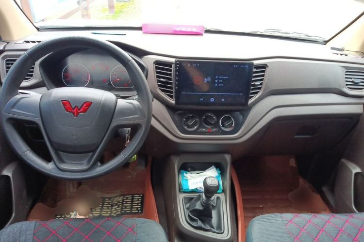 Used Wuling Hongguang V 2022 1.5L Jingqu Edition Electric-Assist LAR Center Console