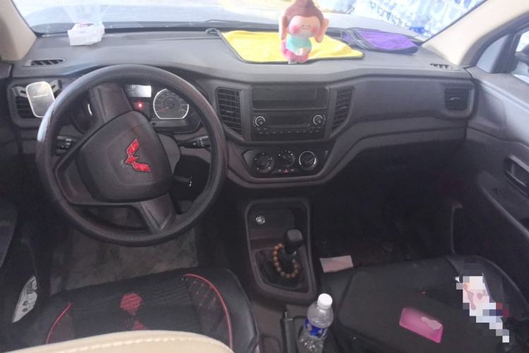 Used Wuling Hongguang V 2022 1.5L Jingqu Edition Electric-Assist LAR Center Console