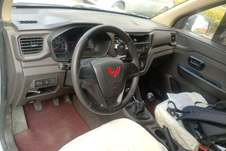 Used Wuling Hongguang V 2022 1.5L Jingqu Edition Enclosed-Window Vehicle with Electric Power Steering LAR Center Console