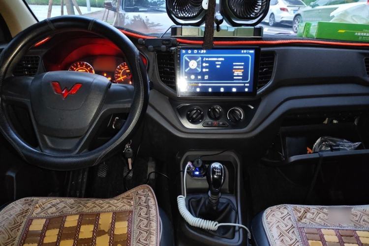 Used Wuling Hongguang V 2022 1.5L Jingqu Edition Electric-Assist LAR Center Console