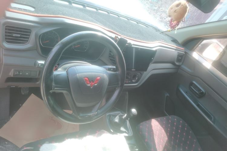 Used Wuling Hongguang V 2022 1.5L Jingqu Edition Enclosed-Window Vehicle with Electric Power Steering LAR Center Console