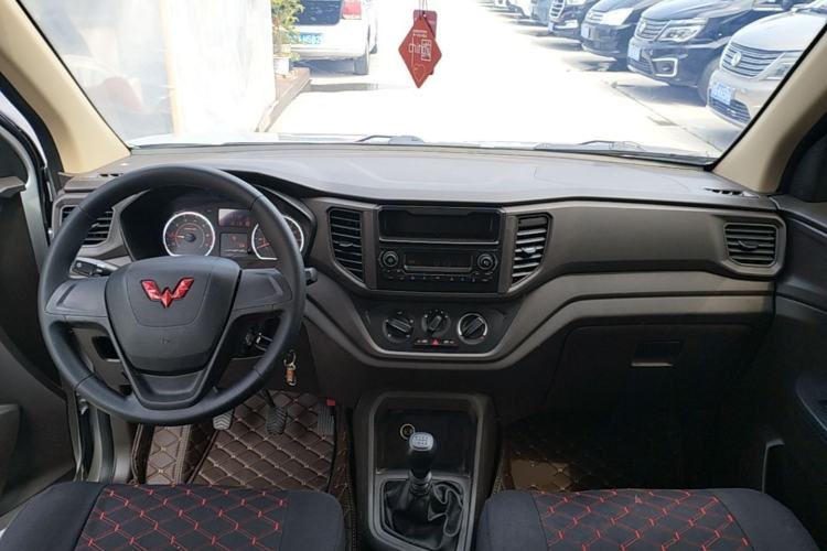 Used Wuling Hongguang V 2022 1.5L Jingqu Edition Electric-Assist LAR Center Console