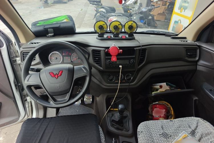 Used Wuling Hongguang V 2022 1.5L Jingqu Edition Electric-Assist LAR Center Console