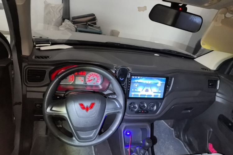 Used Wuling Hongguang V 2022 1.5L Jingqu Edition Enclosed-Window Vehicle with Hydraulic Power Steering LAR Center Console