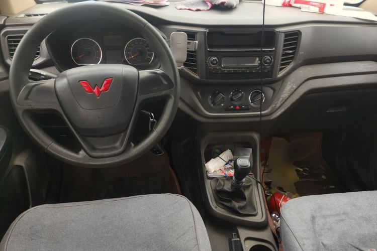 Used Wuling Hongguang V 2022 1.5L Jingqu Version Hydraulic Power Steering LAR Center Console