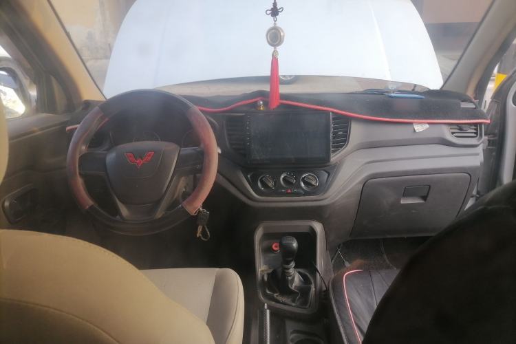 Used Wuling Hongguang V 2022 1.5L Jingqu Edition Enclosed-Window Vehicle with Hydraulic Power Steering LAR Center Console