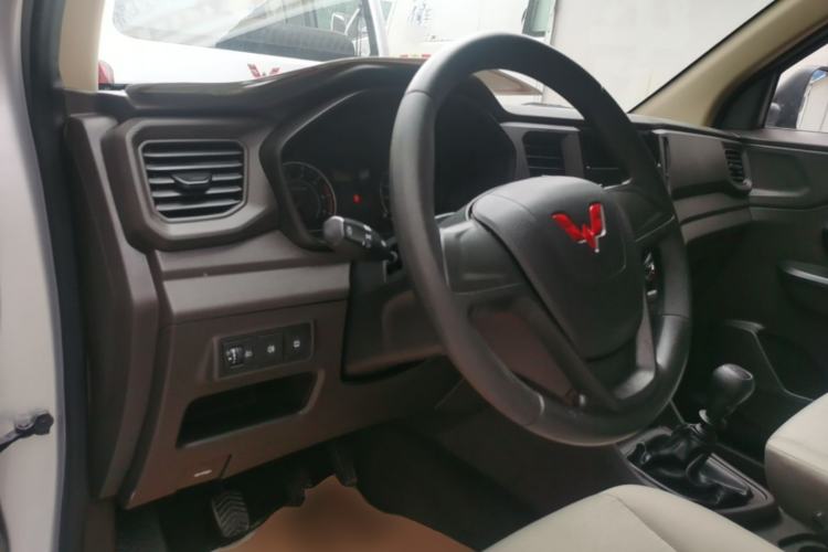 Used Wuling Hongguang V 2022 1.5L Jingqu Edition Electric-Assist LAR Center Console