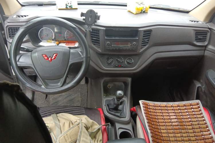 Used Wuling Hongguang V 2022 1.5L Jingqu Edition Electric-Assist LAR Center Console
