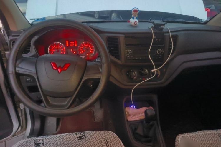 Used Wuling Hongguang V 2022 1.5L Jingqu Version Hydraulic Power Steering LAR Center Console