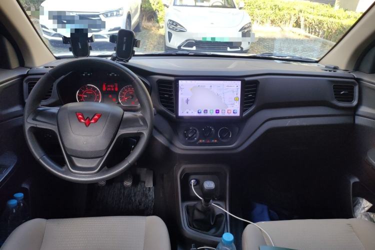 Used Wuling Hongguang V 2022 1.5L Jingqu Edition Electric-Assist LAR Center Console