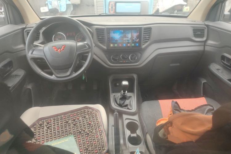Used Wuling Hongguang V 2022 1.5L Jingqu Edition Enclosed-Window Vehicle with Electric Power Steering LAR Center Console