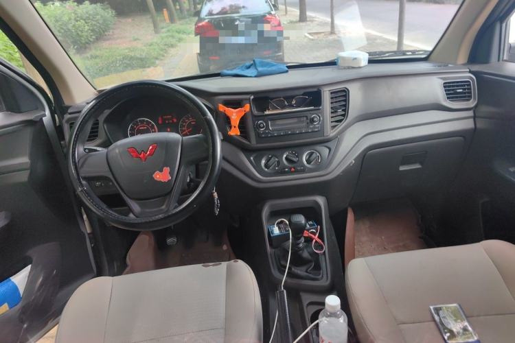 Used Wuling Hongguang V 2022 1.5L Jingqu Edition Enclosed-Window Vehicle with Hydraulic Power Steering LAR Center Console