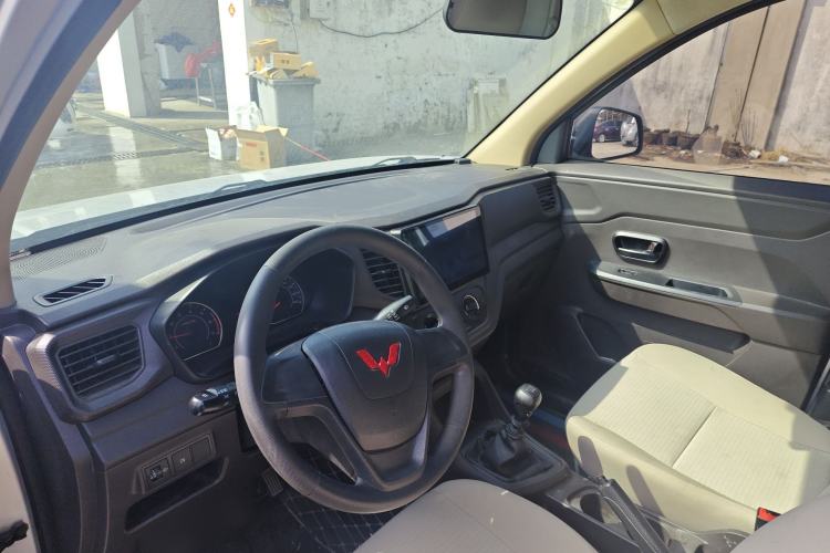 Used Wuling Hongguang V 2022 1.5L Jingqu Edition Enclosed-Window Vehicle with Electric Power Steering LAR Center Console