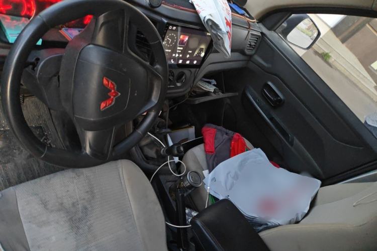 Used Wuling Hongguang V 2022 1.5L Jingqu Edition Enclosed-Window Vehicle with Hydraulic Power Steering LAR Center Console