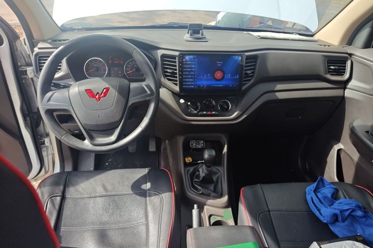 Used Wuling Hongguang V 2022 1.5L Jingqu Edition Electric-Assist LAR Center Console