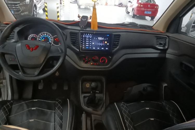 Used Wuling Hongguang V 2022 1.5L Enjoy Edition Electric-Powered LAR Center Console
