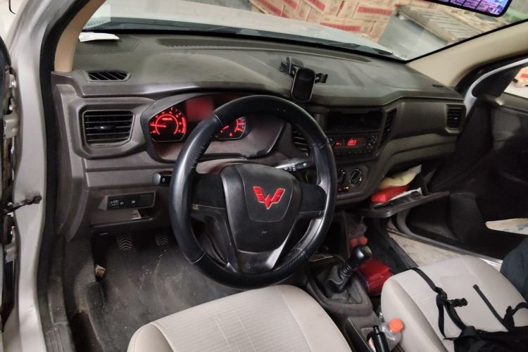 Used Wuling Hongguang V 2022 1.5L Jingqu Edition Enclosed-Window Vehicle with Hydraulic Power Steering LAR Center Console