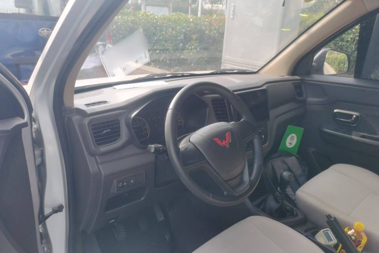 Used Wuling Hongguang V 2022 1.5L Jingqu Edition Enclosed-Window Vehicle with Hydraulic Power Steering LAR Center Console