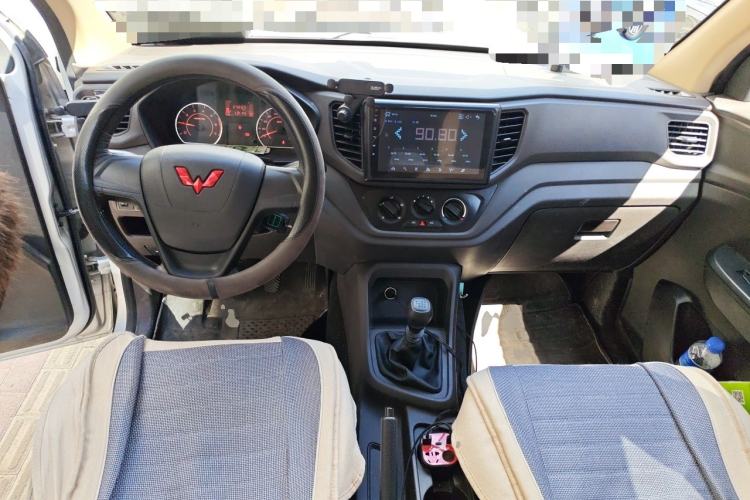 Used Wuling Hongguang V 2022 1.5L Jingqu Edition Electric-Assist LAR Center Console
