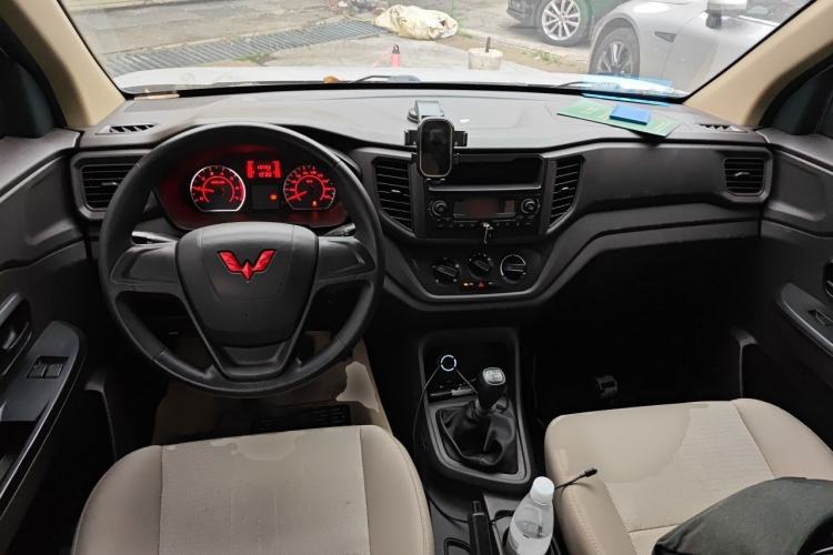 Used Wuling Hongguang V 2022 1.5L Jingqu Edition Electric-Assist LAR Center Console