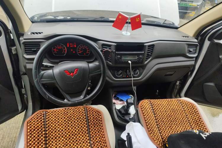 Used Wuling Hongguang V 2022 1.5L Jingqu Version Hydraulic Power Steering LAR Center Console
